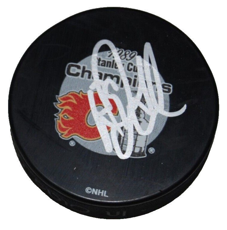 DOUG GILMOUR signed (CALGARY FLAMES) 1989 Champs hockey puck BECKETT BAS BL52617