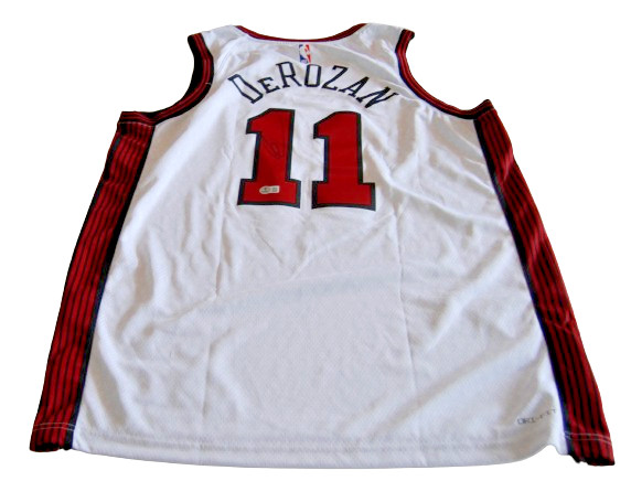DEMAR DEROZAN signed (CHICAGO BULLS) 2023 City Edition jersey BECKETT BM98686