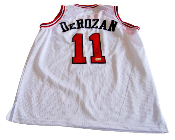DEMAR DEROZAN signed (CHICAGO BULLS) custom Basketball jersey BECKETT BM98682