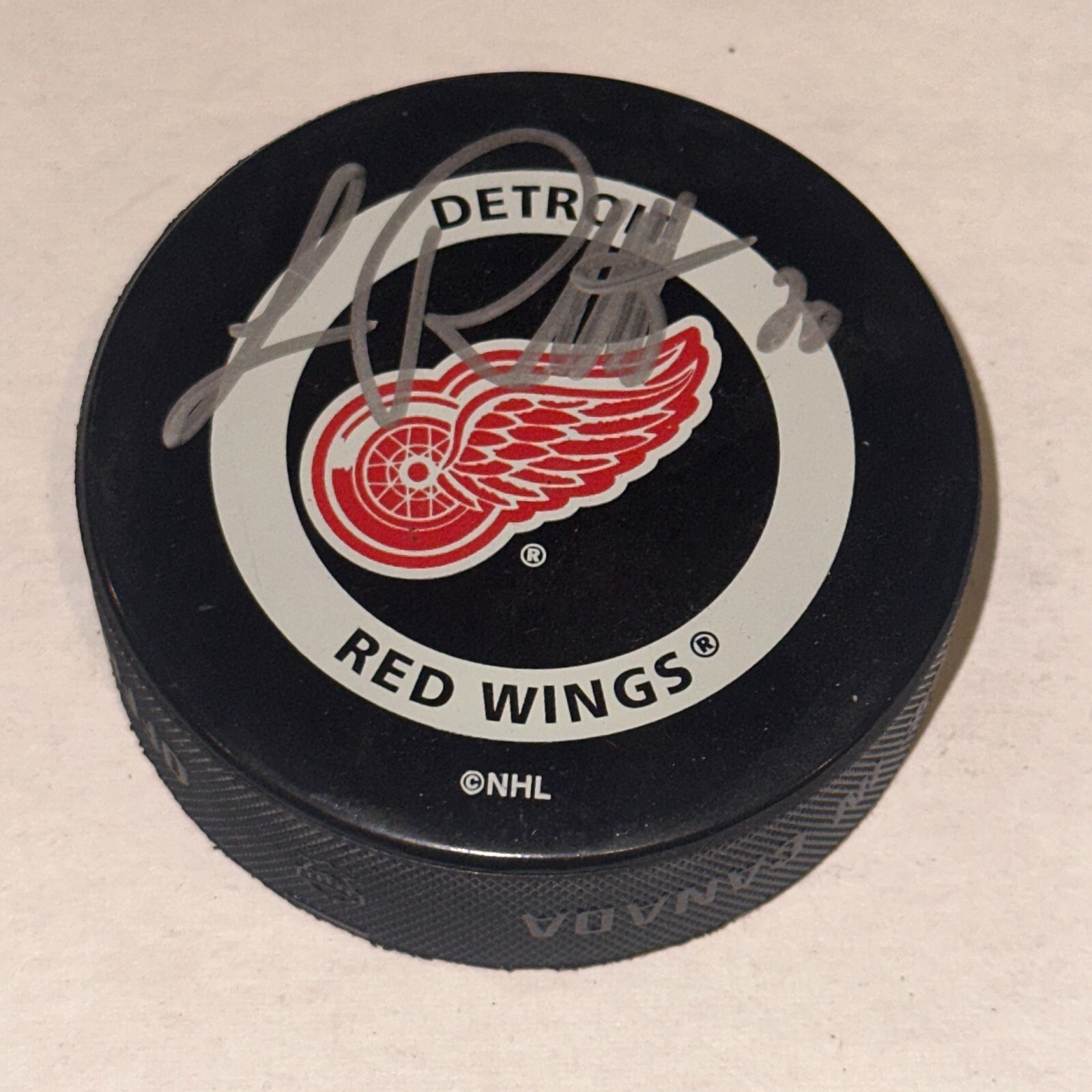 LUC ROBITAILLE Signed Detroit RED WINGS Official GAME Puck Beckett BAS