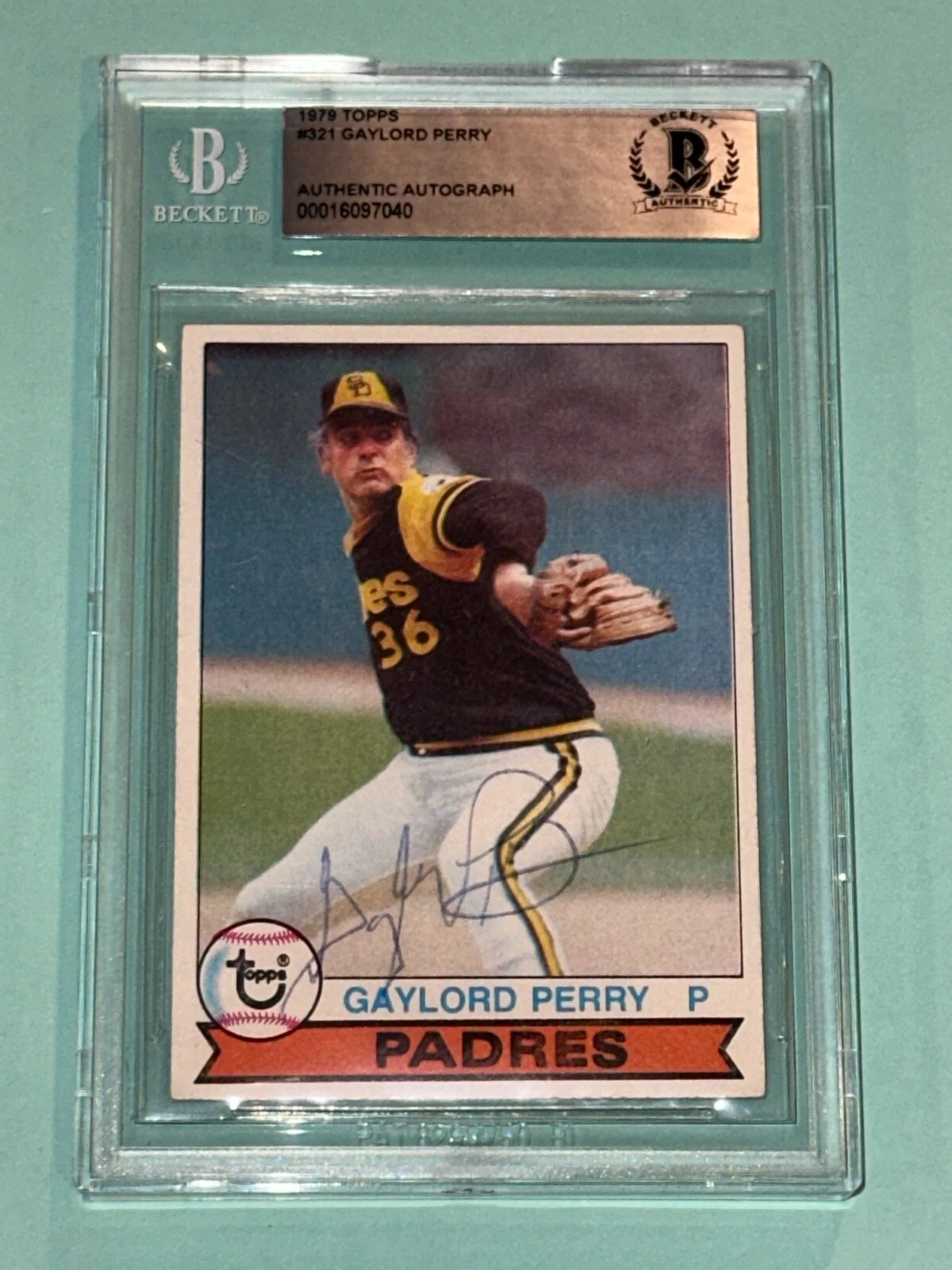 GAYLORD PERRY Signed 1979 TOPPS Card #321 Beckett Authenticated BAS