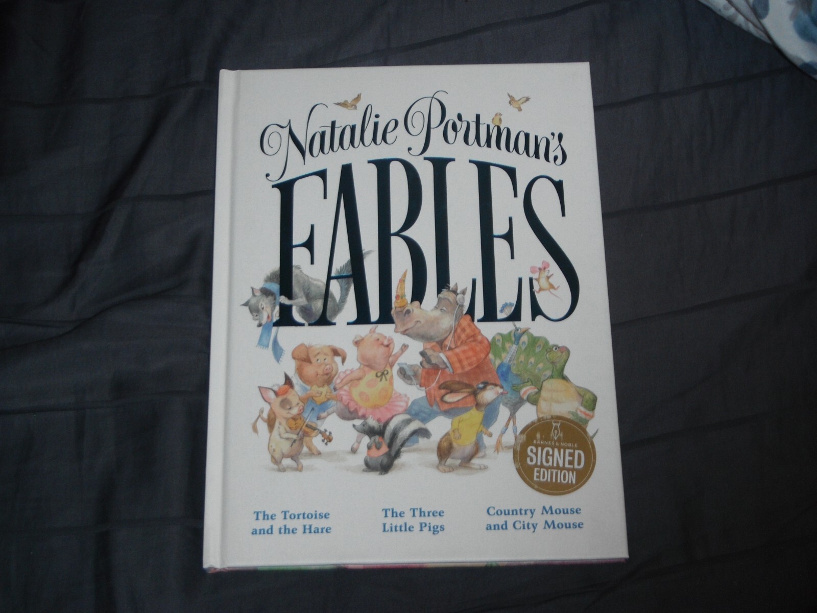 NATALIE PORTMAN SIGNED FABLES HARD BACK BOOK 3C