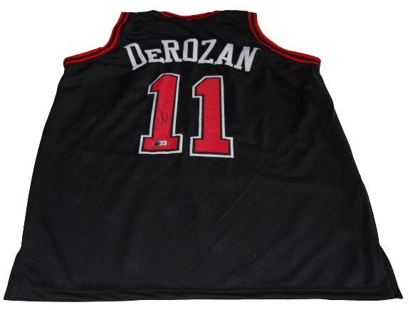DEMAR DEROZAN signed (CHICAGO BULLS) custom Basketball jersey BECKETT BM98685