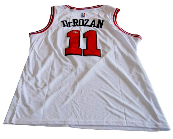 DEMAR DEROZAN signed (CHICAGO BULLS) White custom Basketball jersey BECKETT BAS