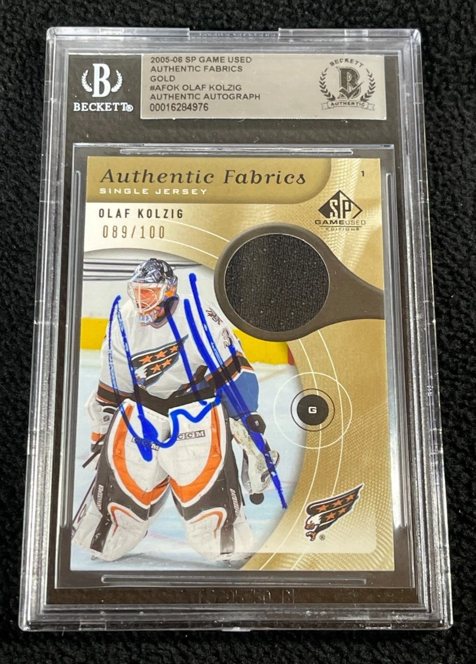 Olaf Kolzig Signed 2004/05 SP Game Used Authentic Fabrics Gold 089/100 Card BAS