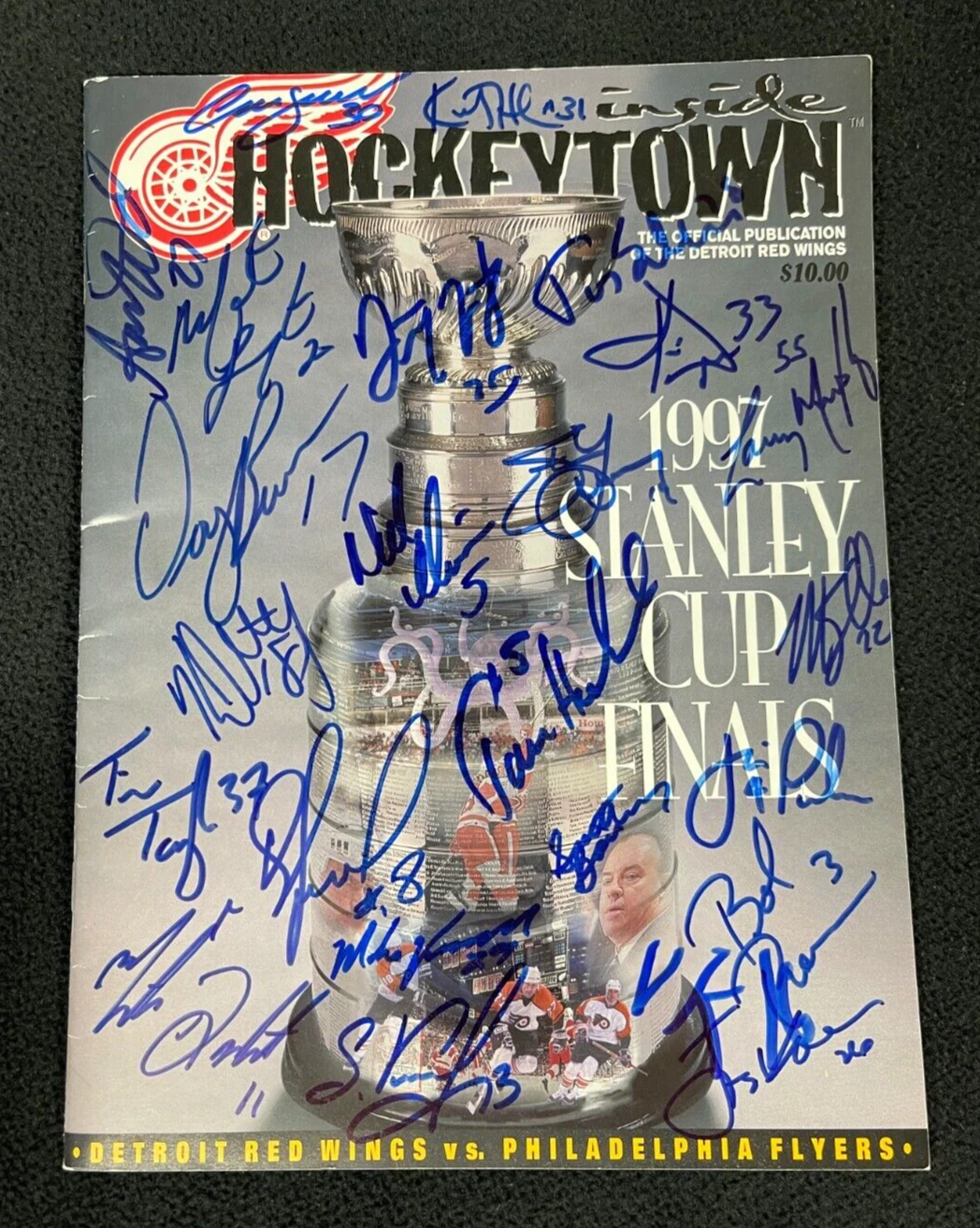 1996-97 DETROIT RED WINGS TEAM SIGNED STANLEY CUP FINALS GAME PROGRAM JSA COA COLLECTIBLE MEMORABILIA
