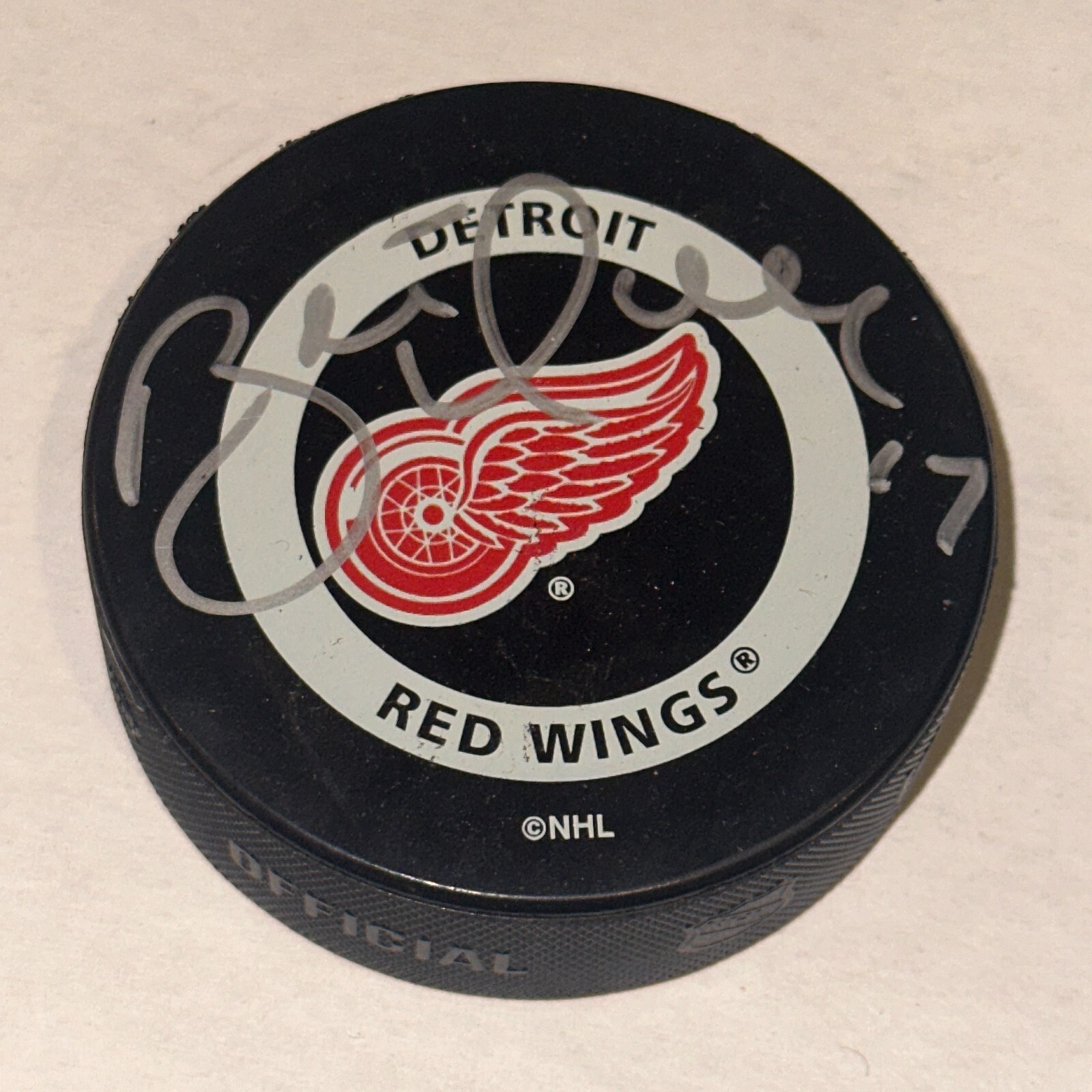BRETT HULL Signed Detroit RED WINGS Official GAME Puck Beckett BAS