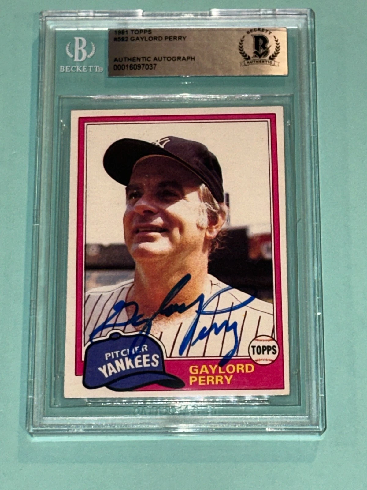 GAYLORD PERRY Signed 1981 TOPPS Card #582 Beckett Authenticated BAS