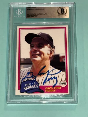 GAYLORD PERRY SIGNED 1981 TOPPS CARD #582 BECKETT AUTHENTICATED BAS COLLECTIBLE MEMORABILIA