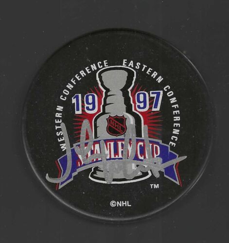 JOHN WHARTON SIGNED DETROIT RED WINGS 1997 STANLEY CUP CHAMPIONS LOGO PUCK COLLECTIBLE MEMORABILIA