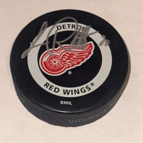 LUC ROBITAILLE SIGNED DETROIT RED WINGS OFFICIAL GAME PUCK BECKETT BAS COLLECTIBLE MEMORABILIA