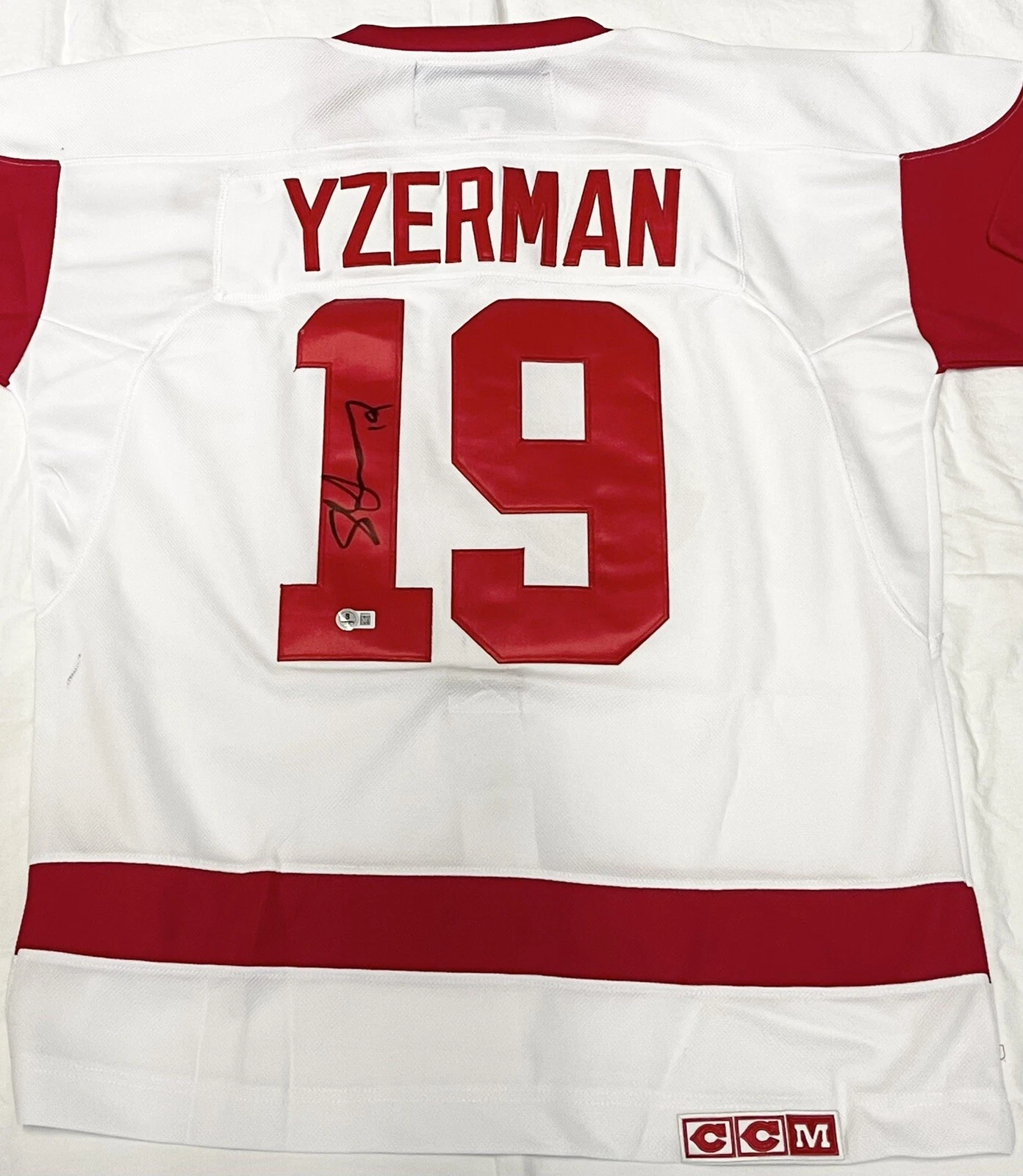 Steve Yzerman Signed Autographed Detroit Red Wings Jersey Beckett COA