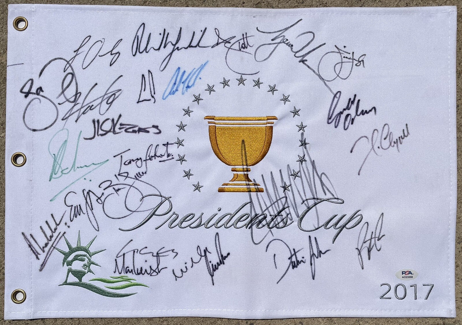 2017 PRESIDENTS CUP MULTI SIGNED GOLF FLAG TIGER WOODS, DONALD TRUMP ++ PSA/DNA COLLECTIBLE MEMORABILIA