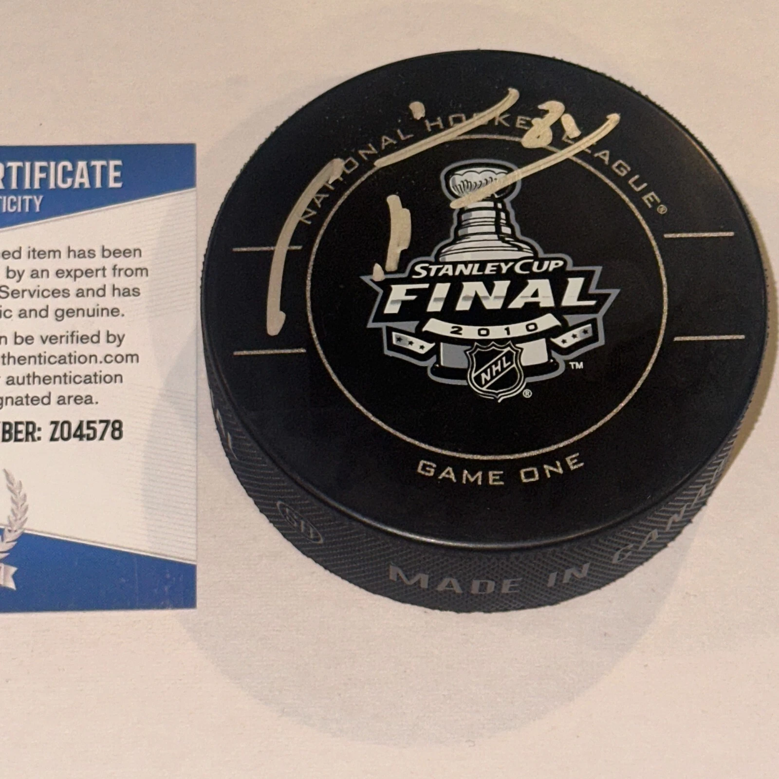 MARIAN HOSSA (Hawks) Signed 2010 STANLEY CUP Official GAME 6 Puck w/ Beckett COA