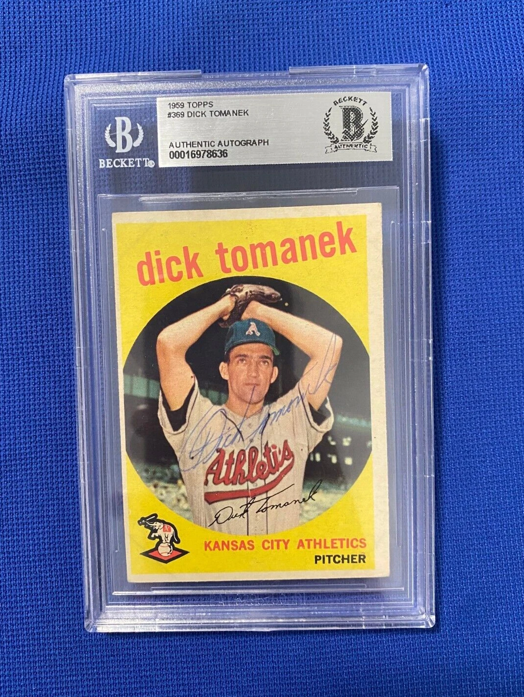 1959 TOPPS DICK TOMANEK KC ATHLETICS SIGNED AUTOGRAPHED AUTO CARD #369 BECKETT