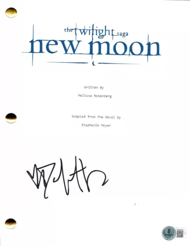 DAKOTA FANNING SIGNED TWILIGHT NEW MOON FULL SCRIPT AUTHENTIC AUTOGRAPH BECKETT COLLECTIBLE MEMORABILIA