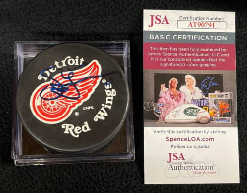 STEVE YZERMAN SIGNED DETROIT RED WINGS SOUVENIR PUCK JSA COA COLLECTIBLE MEMORABILIA