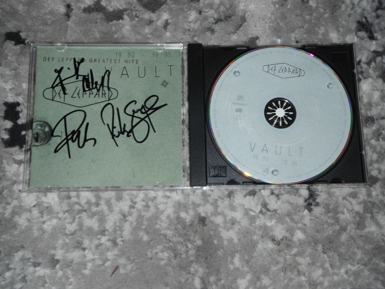DEF LEPPARD GROUP SIGNED VAULT CD COVER