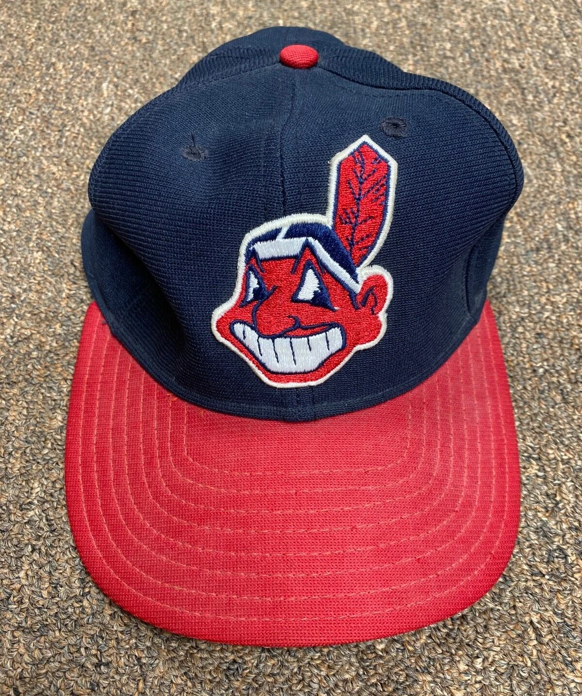 VINTAGE MLB CLEVELAND INDIANS TEAM LOGO COLLECTIBLE NEW ERA HAT SZ M-L RARE