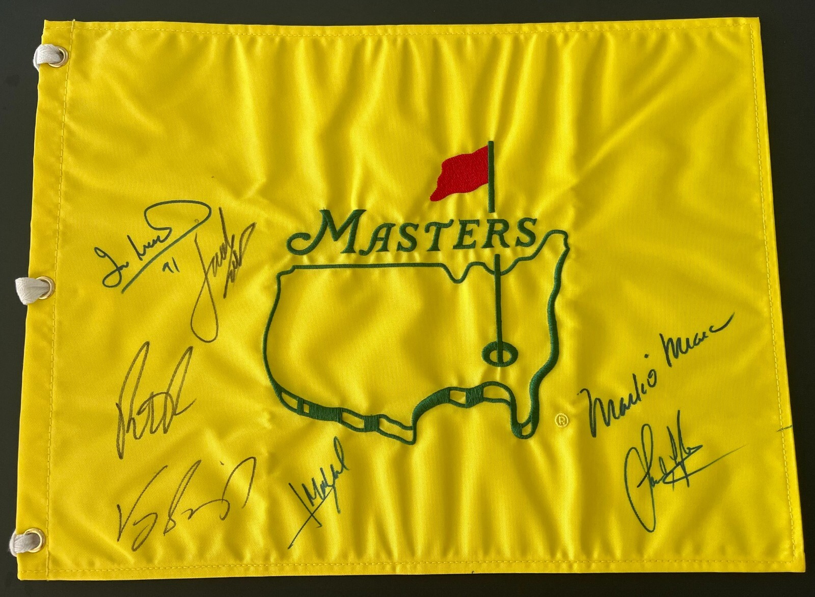 UNDATED MASTERS FLAG SIGNED BY 7 WINNERS JORDAN SPIETH VIJAY SINGH PATRICK REED