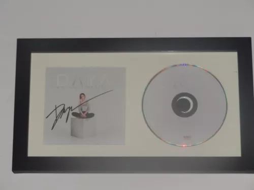 DAYA SIGNED FRAMED “SIT STILL LOOK PRETTY” CD NEW POP SUPERSTAR EXACT PROOF COLLECTIBLE MEMORABILIA