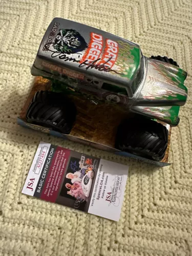 DENNIS ANDERSON SIGNED GRAVE DIGGER 1/24 SCALE DIECAST JSA AUTHENTICATED COA COLLECTIBLE MEMORABILIA