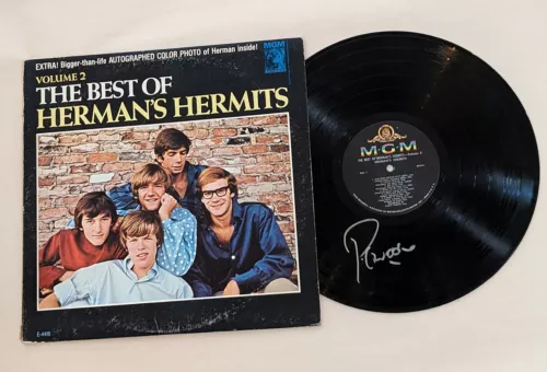 PETER NOONE OF HERMAN’S HERMITS SIGNED THE BEST OF VOLUME 2 VINYL RECORD COA COLLECTIBLE MEMORABILIA