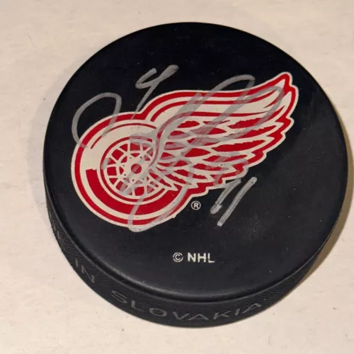 SERGEI FEDEROV SIGNED DETROIT RED WINGS PUCK BECKETT AUTHENTICATED (BAS) COLLECTIBLE MEMORABILIA