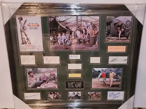 MASH SIGNED PHOTO DISPLAY DONALD SUTHERLAND ELLIOT GOULD SALLY KELLERMAN +7 BAS COLLECTIBLE MEMORABILIA