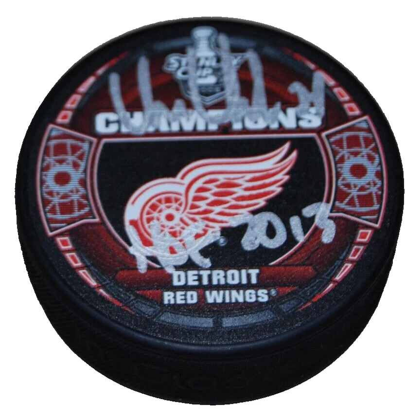 CHRIS CHELIOS signed (DETROIT RED WINGS) Stanley Cup hockey puck BECKETT BR67646