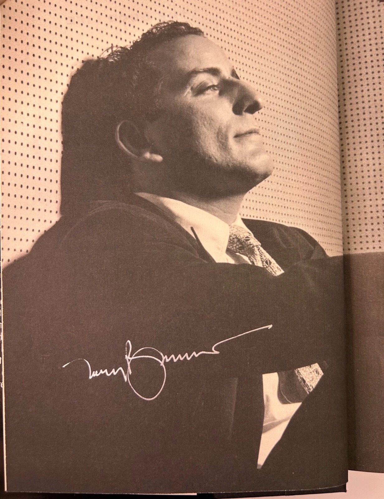 TONY BENNETT SIGNED AUTOGRAPH BOOK “THE GOOD LIFE” JSA COA COLLECTIBLE MEMORABILIA