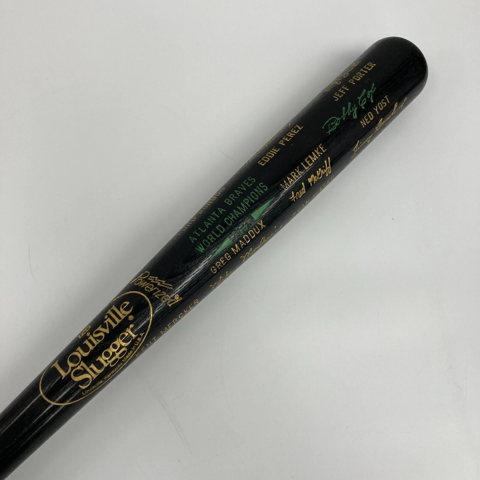 1995 ATLANTA BRAVES WORLD SERIES CHAMPS TEAM PRESENTATION BAT COLLECTIBLE MEMORABILIA