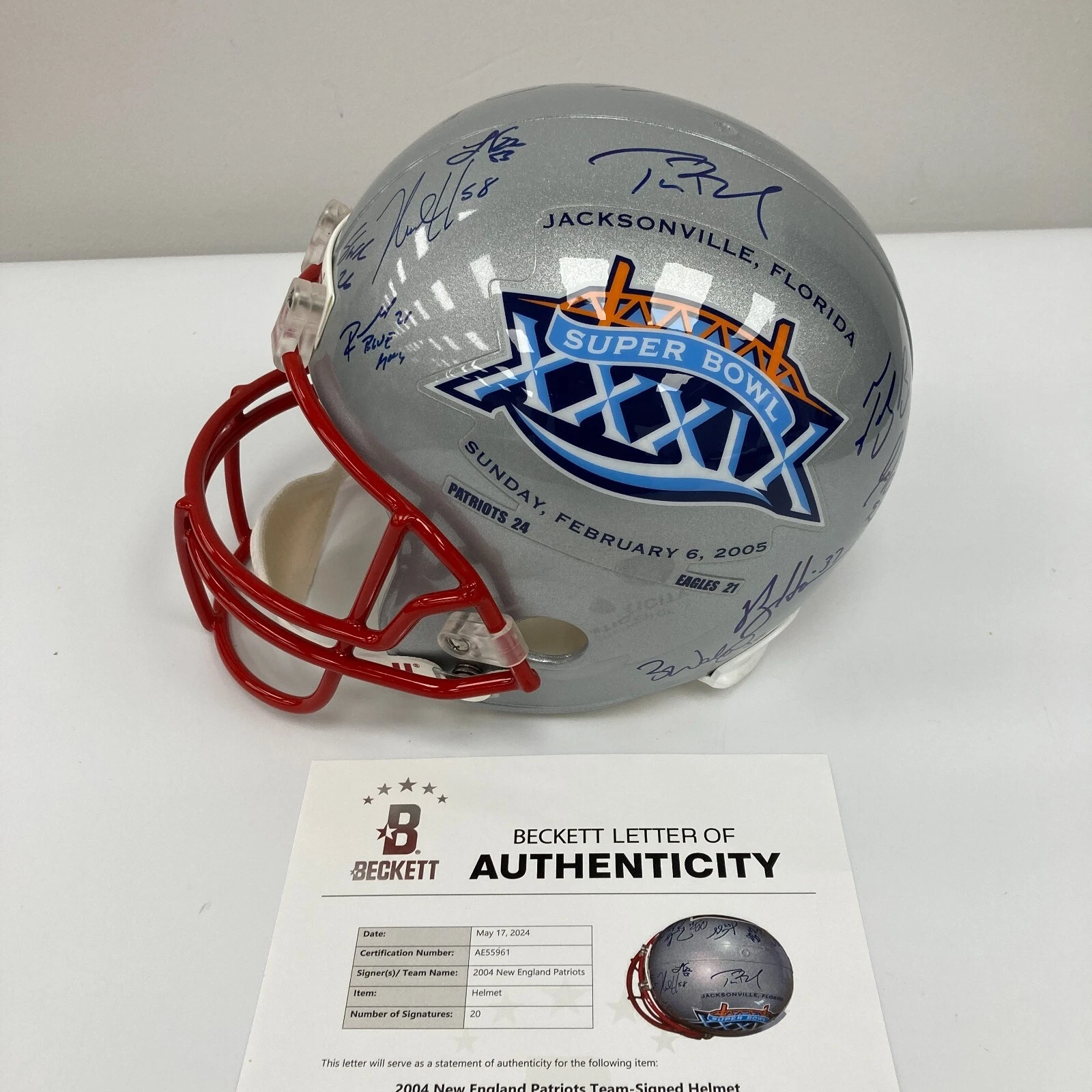 2004 NEW ENGLAND PATRIOTS SUPER BOWL CHAMPS TEAM SIGNED HELMET TOM BRADY BECKETT COLLECTIBLE MEMORABILIA