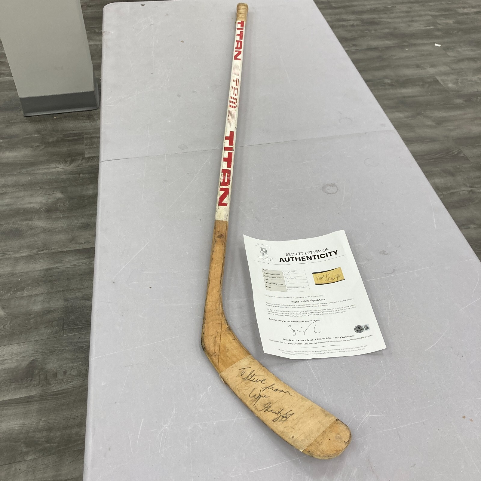 1981 WAYNE GRETZKY SIGNED GAME USED TITAN HOCKEY STICK BECKETT COA COLLECTIBLE MEMORABILIA