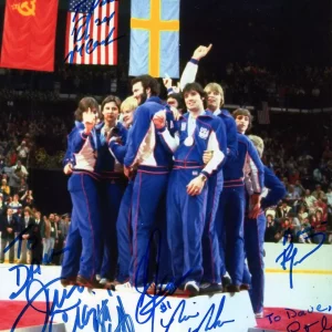 1980 OLYMPIC HOCKEY HAND SIGNED 8x10 COLOR PHOTO+COA SIGNED BY 8 TO DAVE