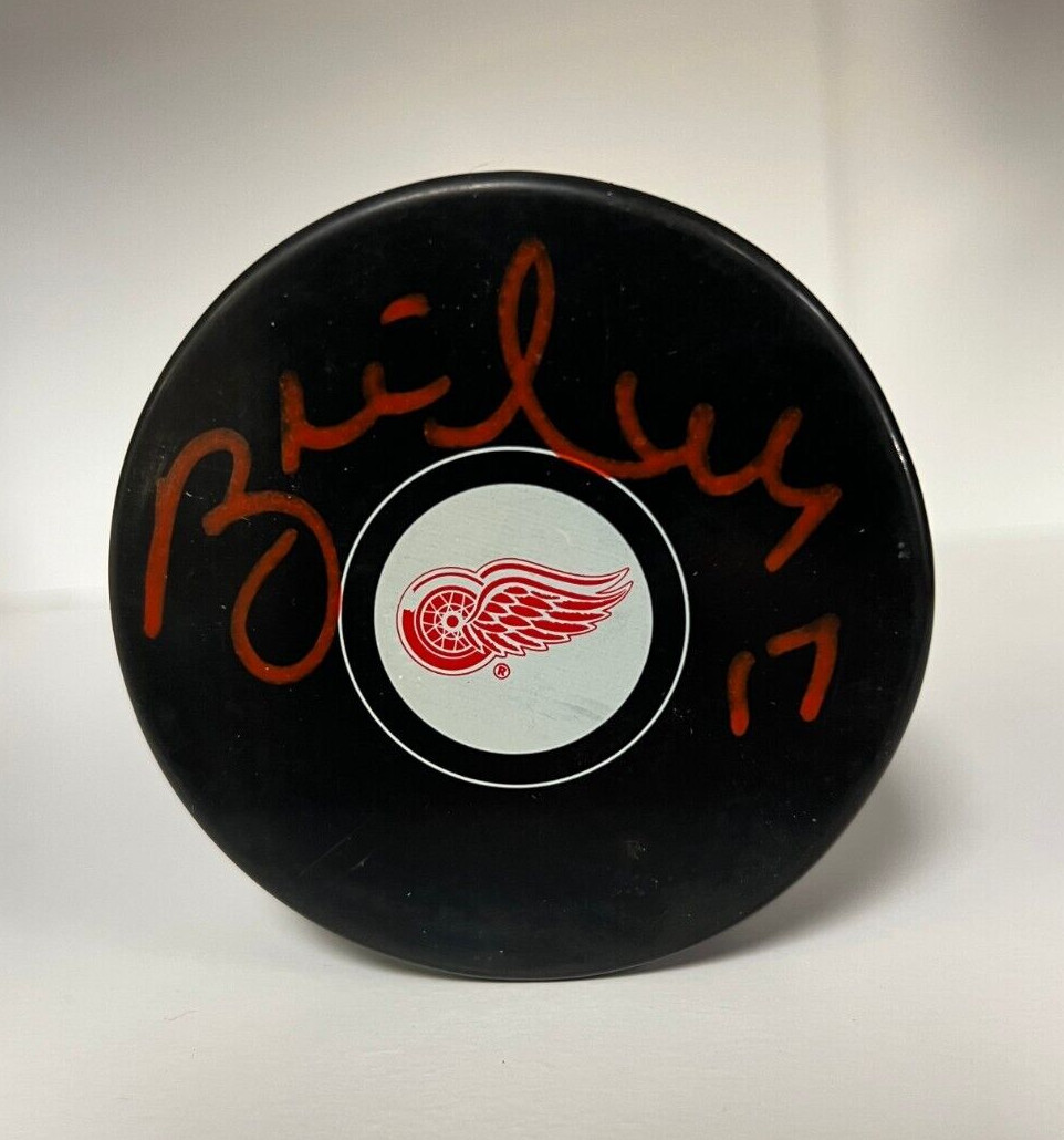 BRETT HULL #17 DETRIOT RED WINGS SIGNED AUTOGRAPHED TEAM LOGO HOCKEY PUCK PSA