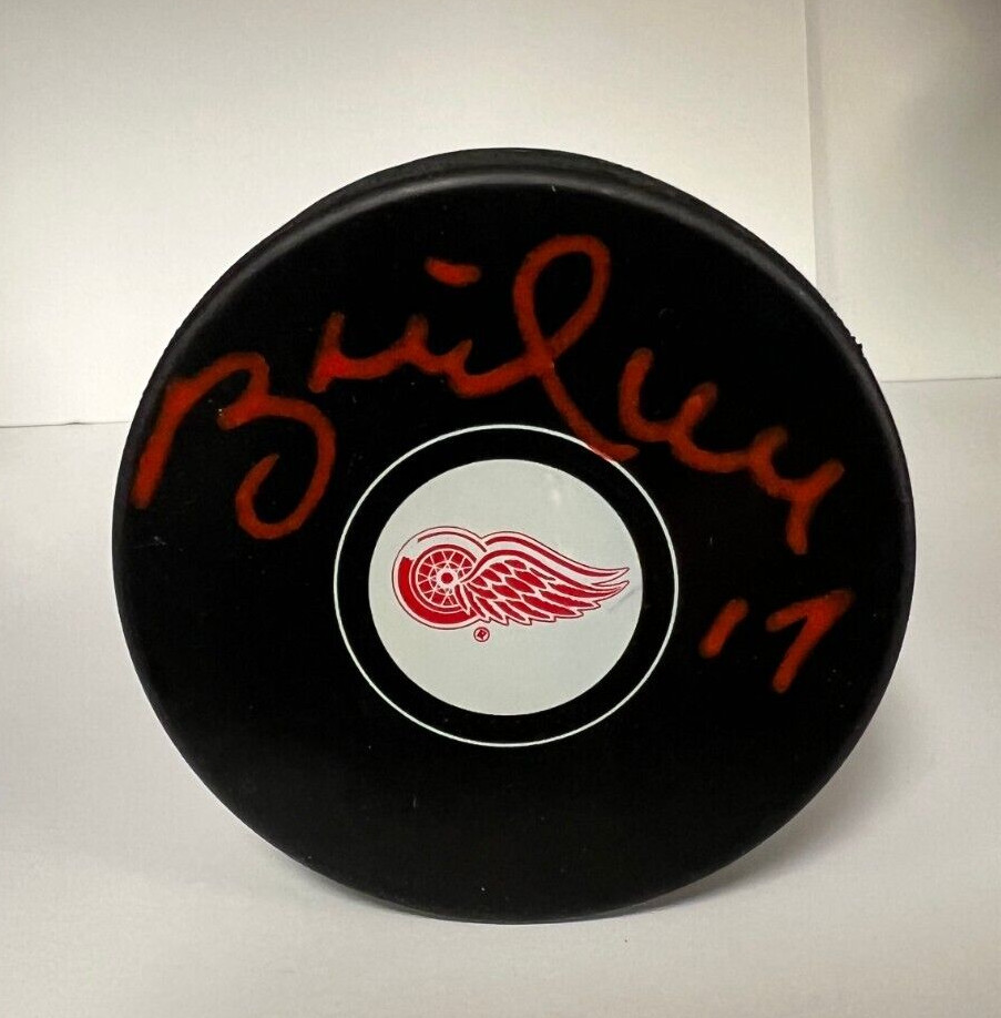 BRETT HULL #17 DETRIOT RED WINGS SIGNED AUTOGRAPHED TEAM LOGO HOCKEY PUCK PSA *