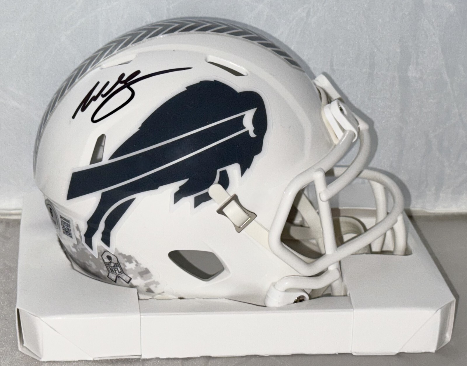 Willis McGahee signed Buffalo Bills Salute To Service mini helmet Beckett Witn.