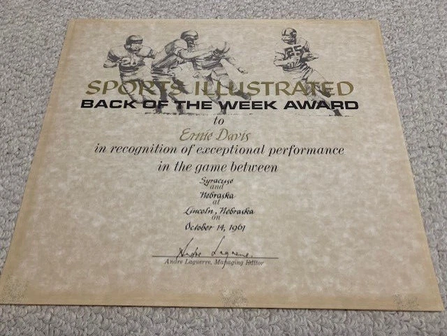 ERNIE DAVIS PERSONALLY OWNED 1961 SI BACK OF THE WEEK AWARD SYRACUSE RARE