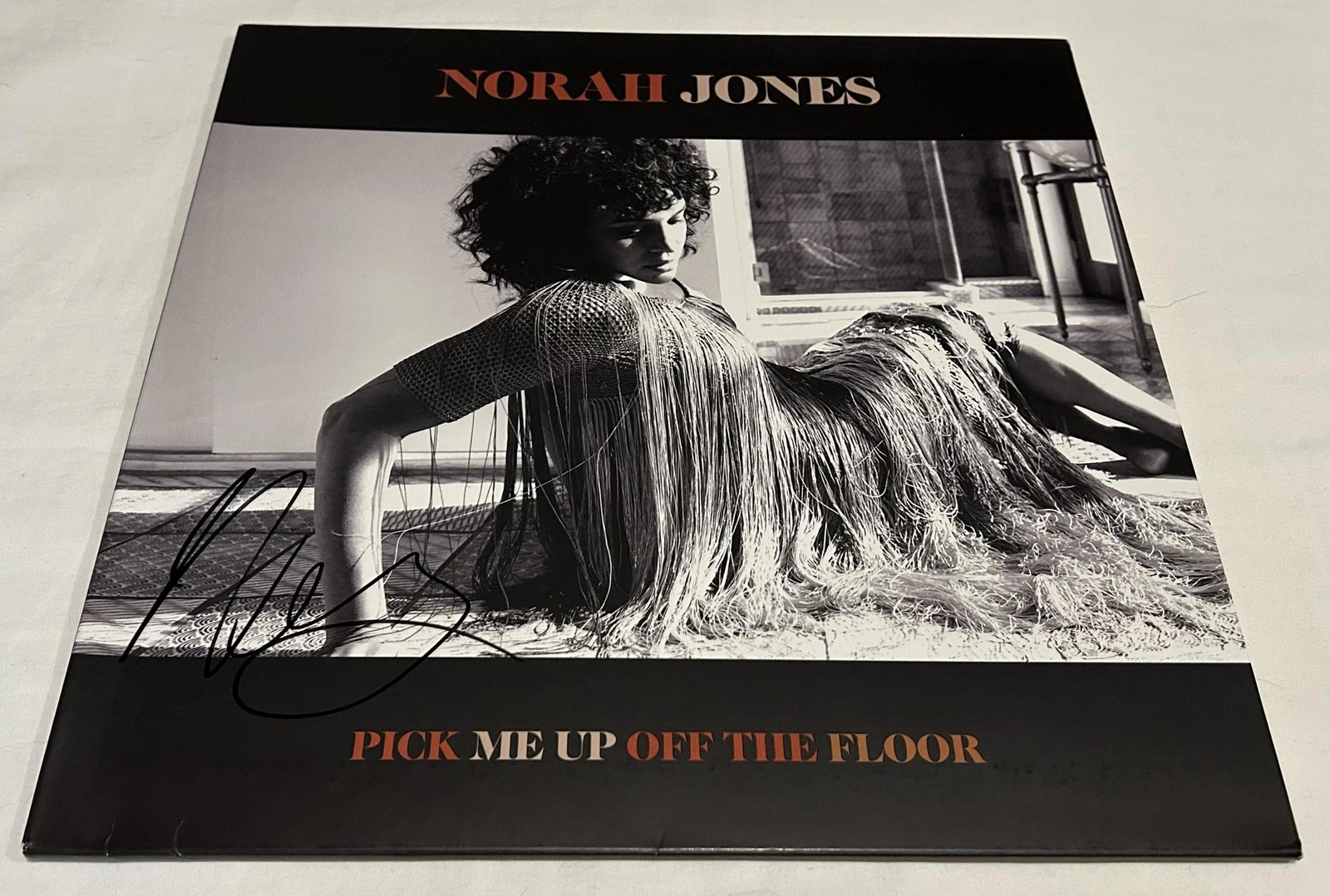 NORAH JONES SIGNED PICK ME UP OFF THE FLOOR VINYL RECORD JSA