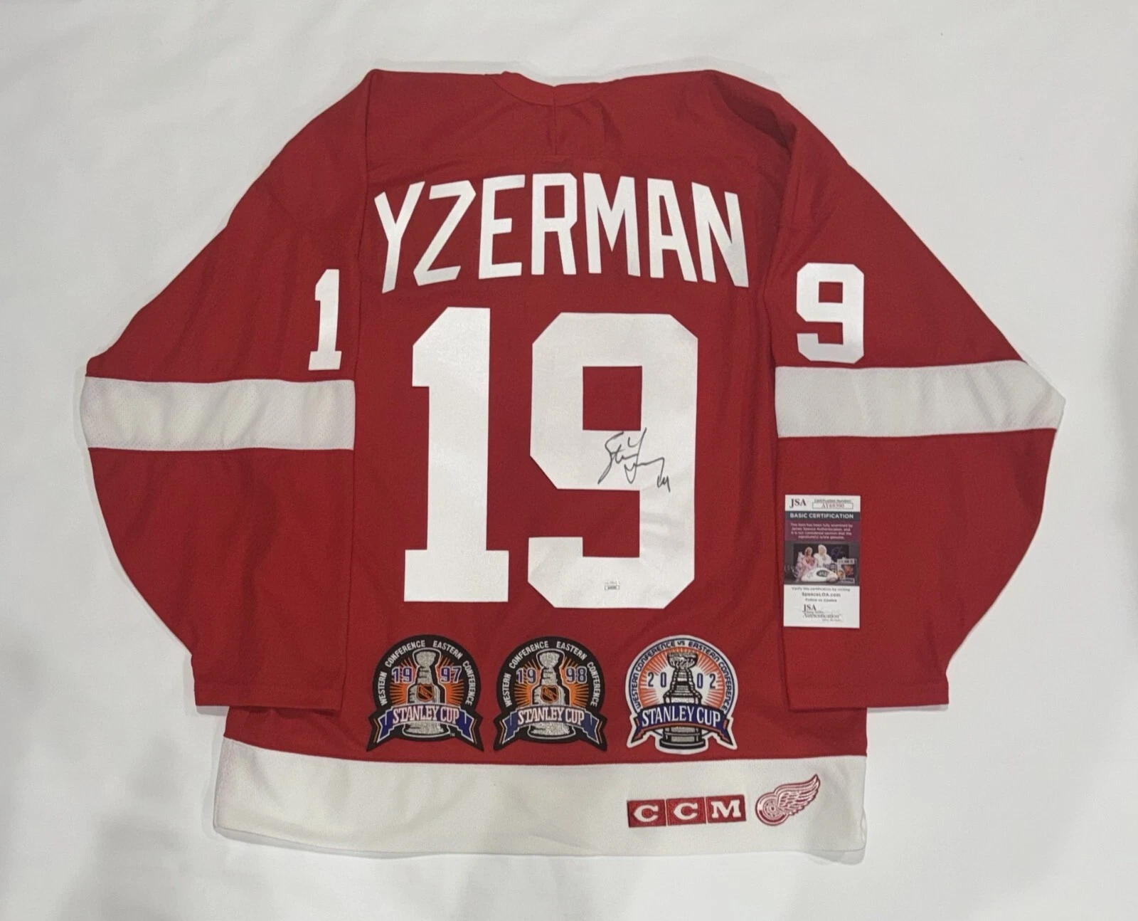 STEVE YZERMAN SIGNED DETROIT RED WINGS COMMEMORATIVE STANLEY CUP JERSEY JSA COA