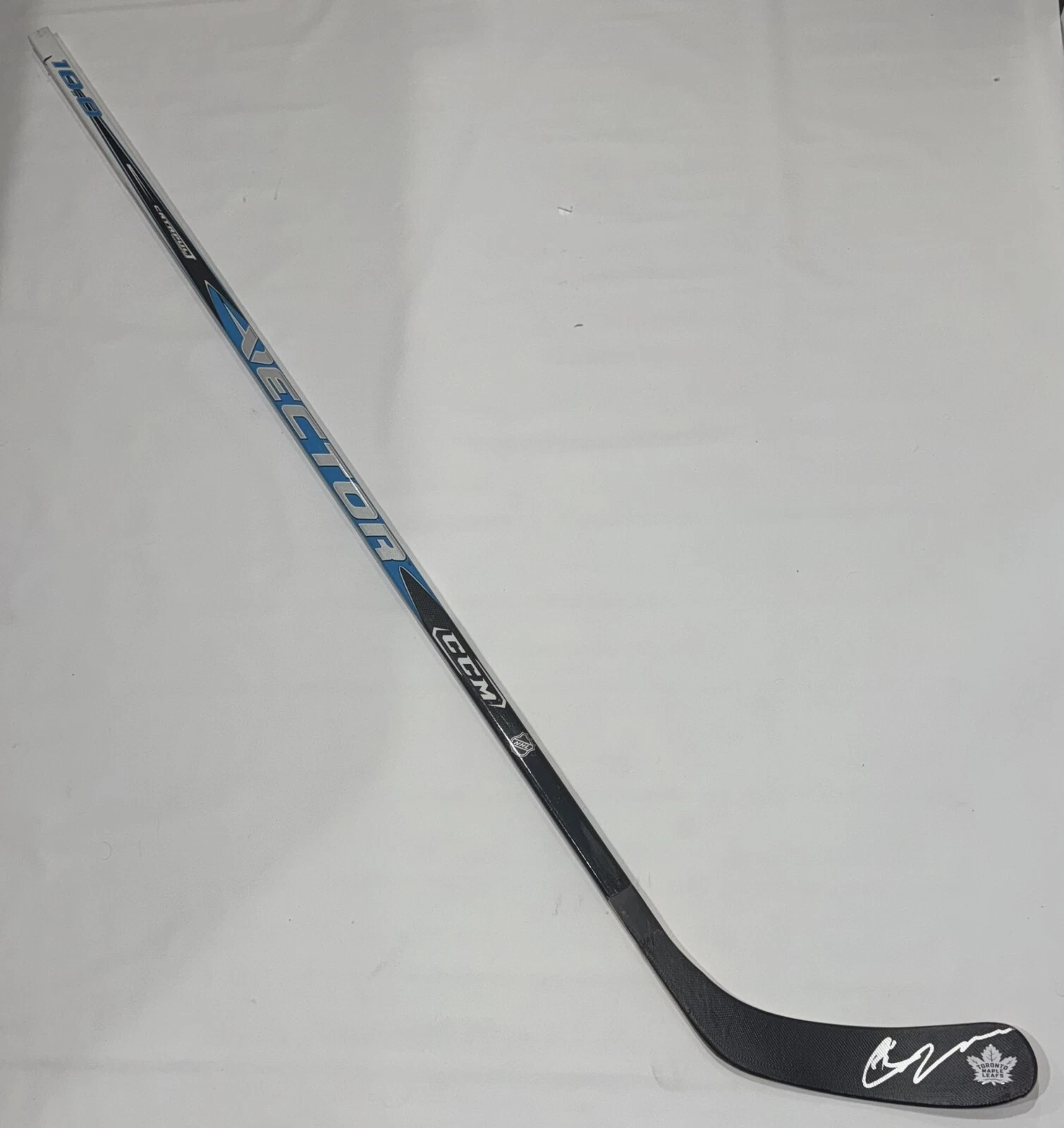 JOHN TAVARES FULL SIZE SIGNED HOCKEY STICK TORONTO MAPLE LEAFS PROOF JSA COA