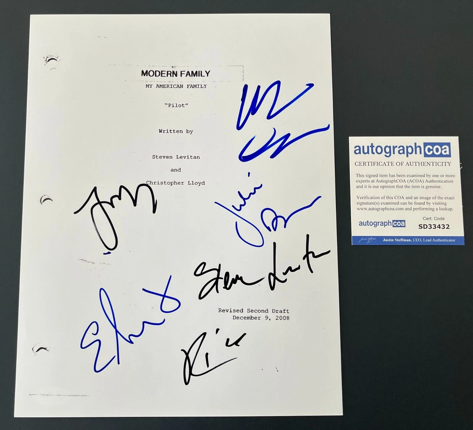 ERIC STONESTREET JULIE BOWEN +4 SIGNED MODERN FAMILY SCRIPT w/EXACT PROOF & COA