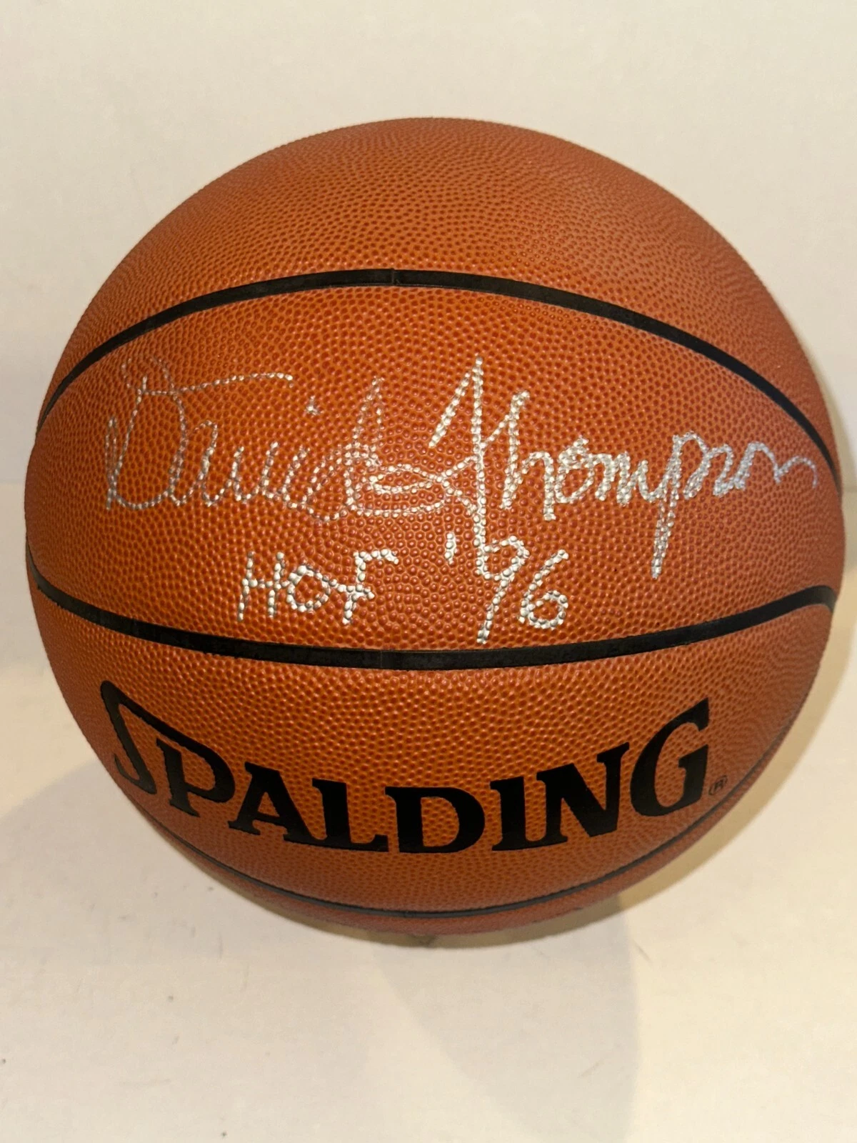 DAVID THOMPSON Signed Spalding GAME BASKETBALL (Stern) Beckett (BAS) & HOF Inscr