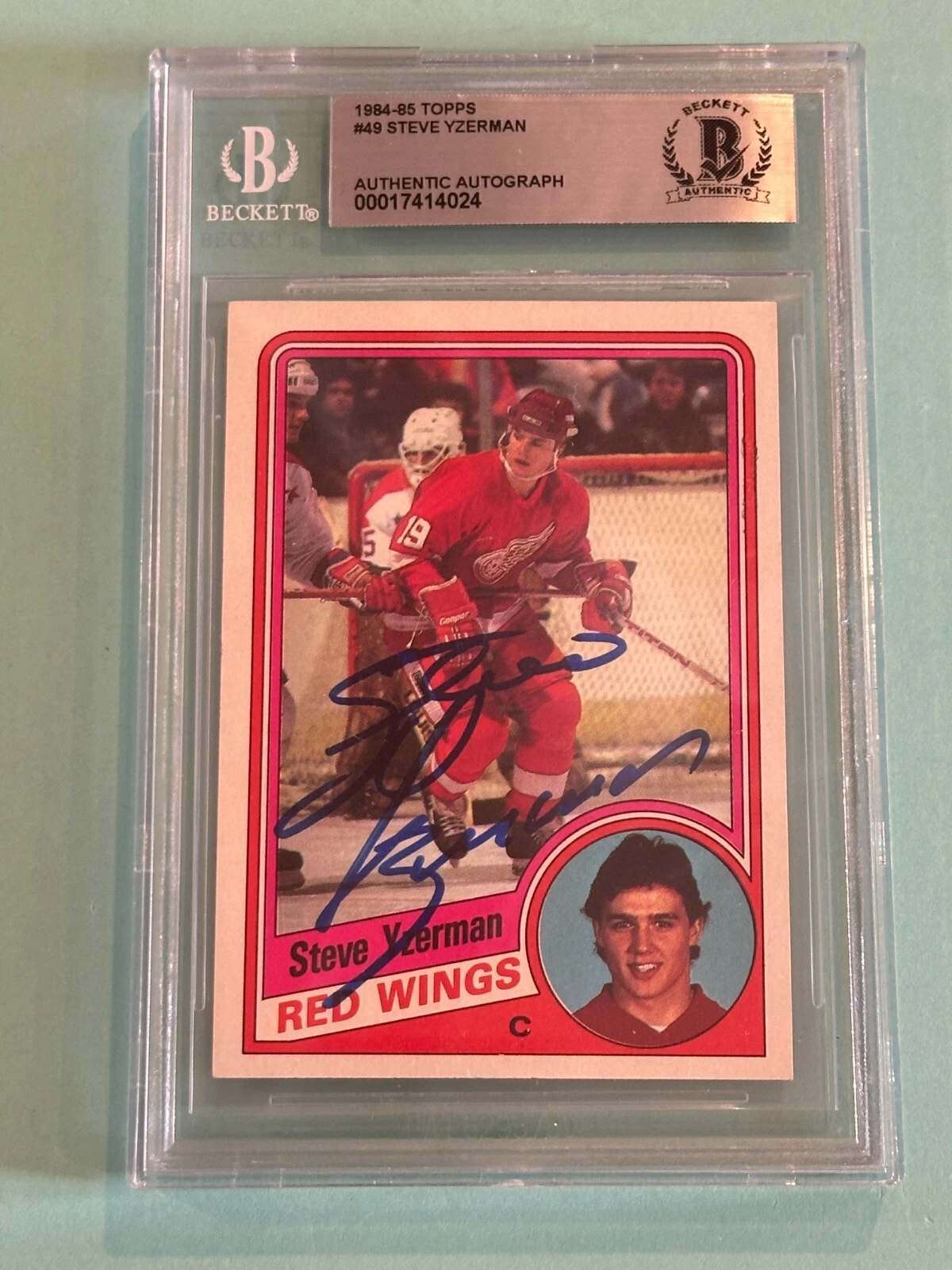 STEVE YZERMAN Signed 1984-85 TOPPS ROOKIE Card #49 Beckett BAS Rookie Era Sig!