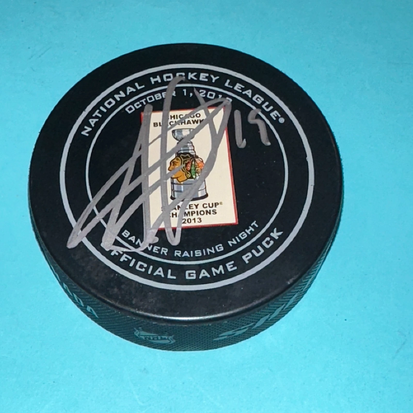JONATHAN TOEWS Signed 2013 STANLEY CUP BANNER Official GAME Puck Beckett (BAS)
