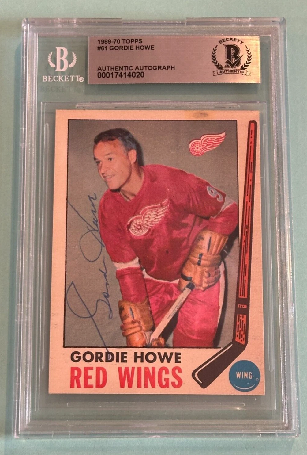 GORDIE HOWE Signed 1969-70 TOPPS Card #61 Beckett BAS