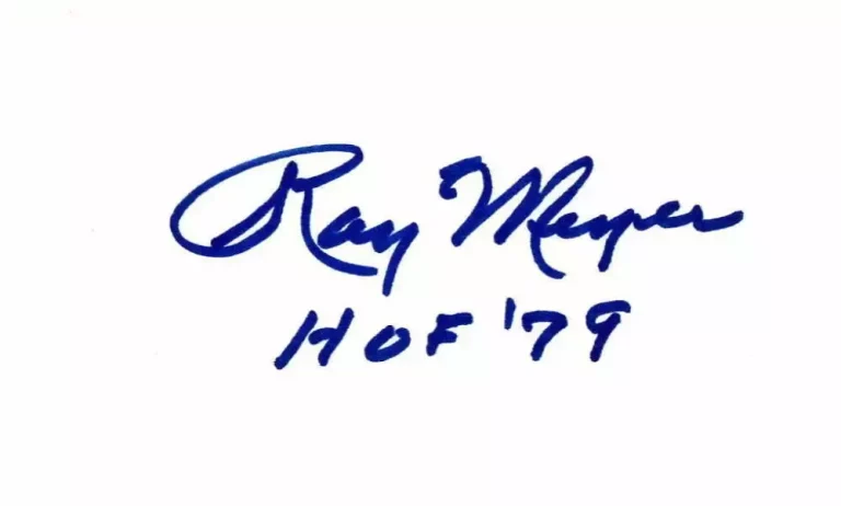 RAY MEYER SIGNED AUTOGRAPH – INDEX CARD – HALL OF FAME, NOTRE DAME, DEPAUL COACH  COLLECTIBLE MEMORABILIA