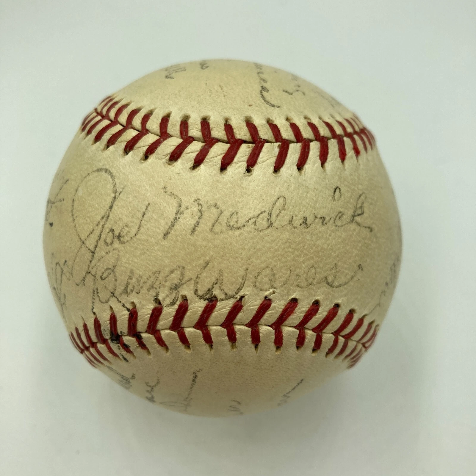 1934 ST. LOUIS CARDINALS WORLD SERIES CHAMPS TEAM SIGNED BASEBALL WITH JSA COA COLLECTIBLE MEMORABILIA
