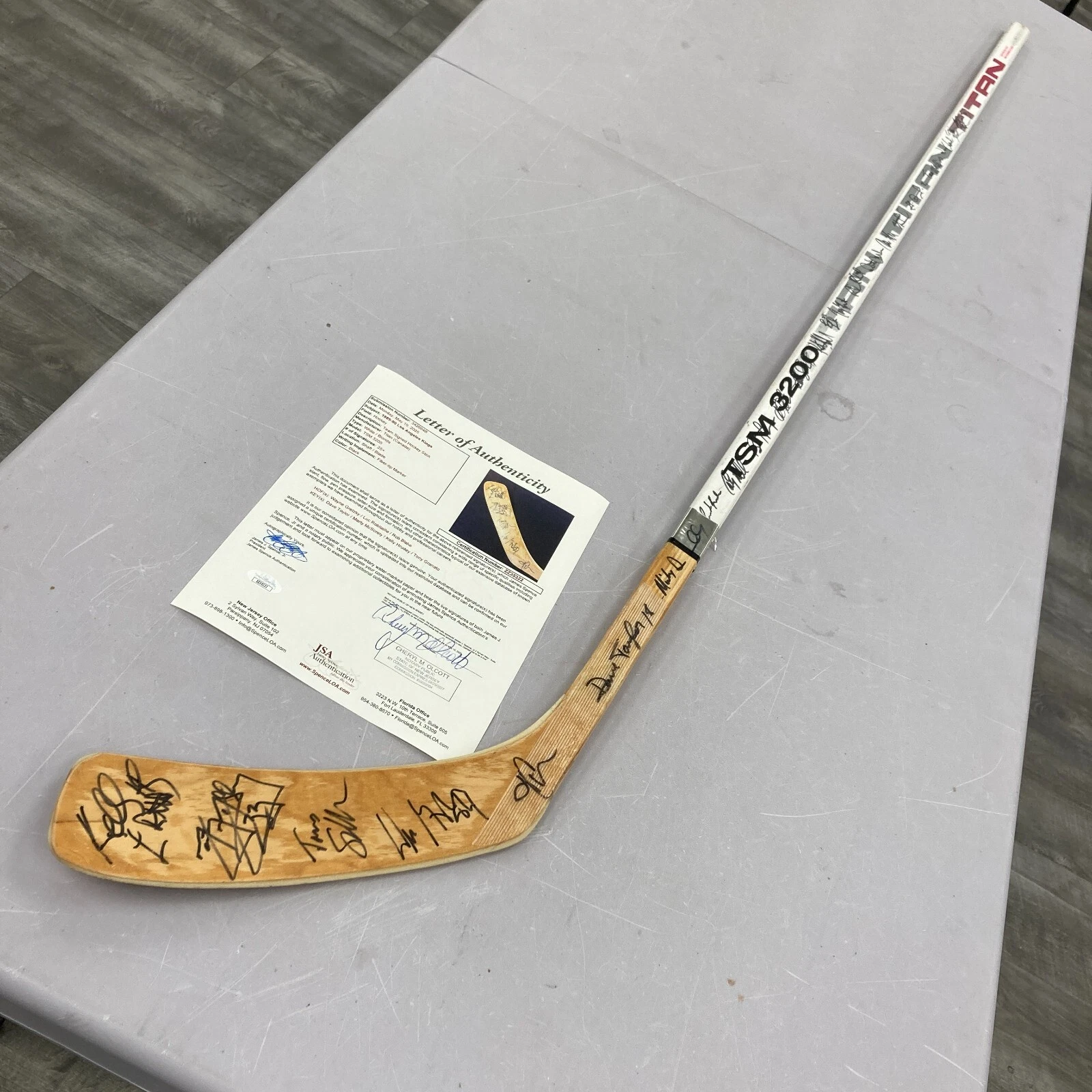 1989-1990 LOS ANGELES KINGS TEAM SIGNED TITAN HOCKEY STICK WAYNE GRETZKY JSA COA COLLECTIBLE MEMORABILIA